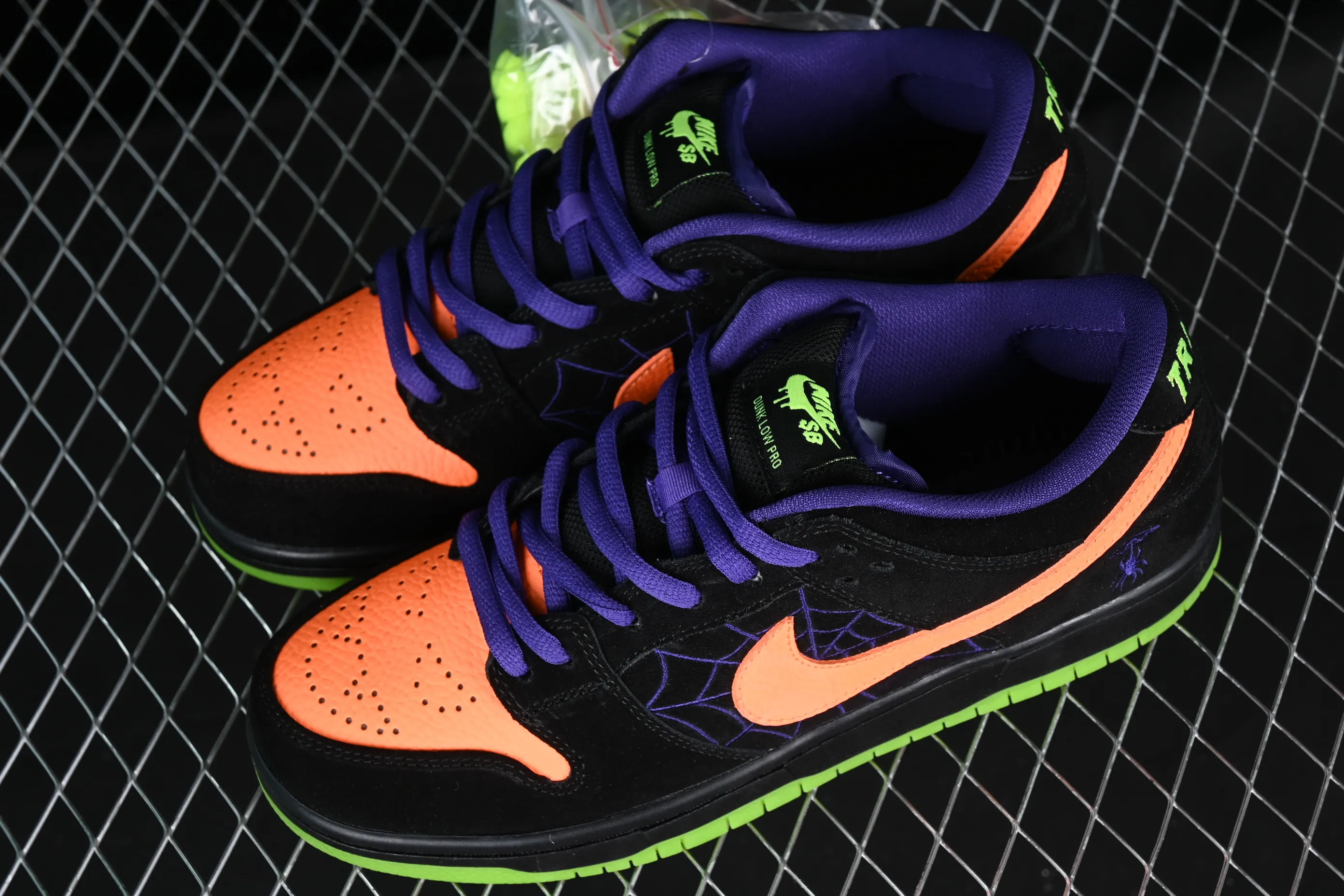All categories Nk SB Dunk series Nk SB Dunk Low low-top skate shoes Nk SB Dunk Low Night of Mischief Halloween theme low-top skate shoes BQ6817-006